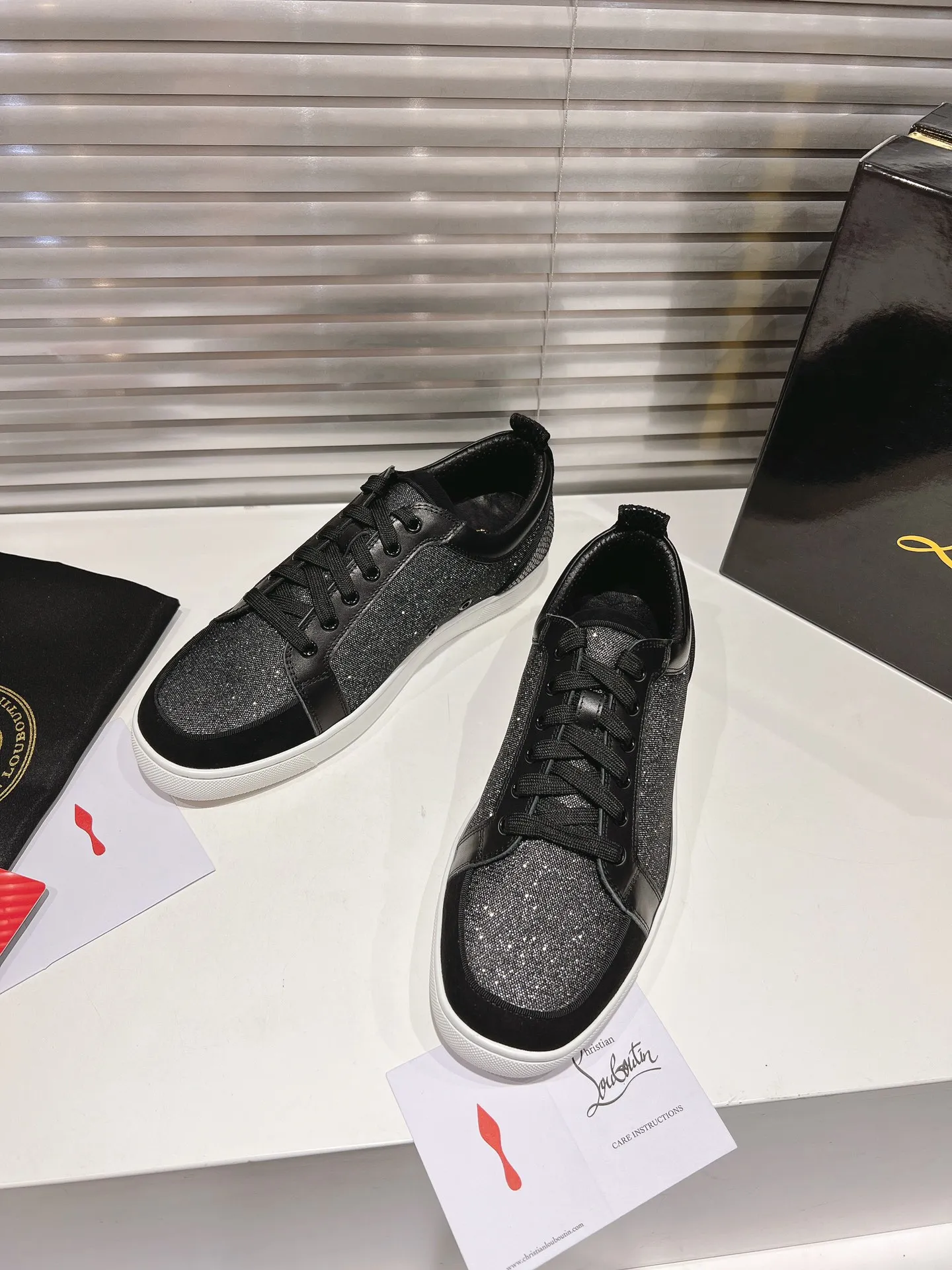 👟👟Ex-factory price 660👟👟 ╔Low-cut color matching model╗ ·Top version customization·2024𝐬𝐬 𝑪𝒉𝒓𝒊𝒔𝒕𝒊𝒂𝒏 𝑳𝒐𝒖𝒃𝒐𝒖𝒕𝒊𝒏 ▪️No matter the last shape, fabric, diamonds, nails, lining, outsole, it is as close as possible to ZP... ▪️The original sole is specially provided by the original factory ▪️The lining is imported water-dyed cowhide ▪️Private customization time is about 3-7 days —————— Size: Women's 35M-41M Men's 38M-48M
